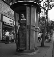 Hungary, Budapest VII., Rákóczi út a Nagy Diófa utca torkolata felé nézve., 1973, Urbán Tamás, phone booth, Budapest, Blue dying, Fortepan #88097