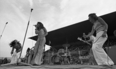 Hungary, Miskolc, DVTK-stadion, Rockfesztivál. A Generál együttes és a Mikrolied vokál fellépése, elöl Herczku Annamária, Bódy Magdi és Várszegi Éva., 1973, Urbán Tamás, band, auditorium, stadium, Marshall-brand, rock festival, Fortepan #88108