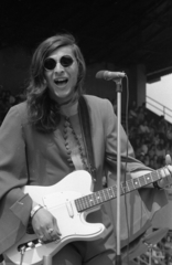 Hungary, Miskolc, DVTK-stadion, Rockfesztivál. Nagylaki József az Ex Vér együttes vezetője., 1973, Urbán Tamás, auditorium, stadium, rock festival, shades, guitar, microphone, Fortepan #88114