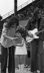 Hungary, Miskolc, DVTK-stadion, Rockfesztivál. Az Ex Vér együttes fellépése, jobbra Nagylaki József az együttes vezetője., 1973, Urbán Tamás, auditorium, stadium, rock festival, Fortepan #88115