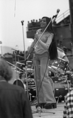 Hungary, Miskolc, DVTK-stadion, Rockfesztivál. Koncz Zsuzsa., 1973, Urbán Tamás, celebrity, microphone, drum, auditorium, stadium, singer, rock festival, Fortepan #88117