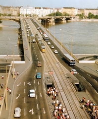 Magyarország, Budapest II., Margit híd a budai hídfőtől nézve., 1980, Fortepan, színes, híd, autóbusz, magyar gyártmány, Ikarus-márka, villamos, látkép, Ikarus 260, automobil, Ganz-márka, Ikarus 280, Ganz CSMG, Budapest, Fortepan #8814