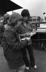 Magyarország, Miskolc, DVTK-stadion, Rockfesztivál, Bródy János autogramot ad ifjúgárdistáknak., 1973, Urbán Tamás, nézőtér, stadion, autogram, rockfesztivál, Fortepan #88143