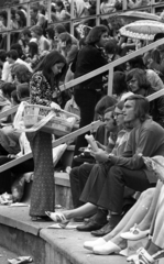 Hungary, Miskolc, DVTK-stadion, Rockfesztivál., 1973, Urbán Tamás, auditorium, stadium, flared trousers, rock festival, Fortepan #88148