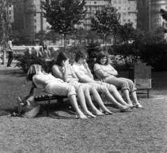 Hungary, Margit Islands, Budapest, parti sétány a pesti oldalon, háttérben az Újpesti rakpart házai, balra a Radnóti Miklós utca., 1973, Urbán Tamás, barefoot, relaxation, bench, Fortepan #88184