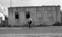 Hungary, Földes, Karácsony Sándor tér 14., a leégett ifjúsági klub épülete., 1973, Urbán Tamás, bicycle, street view, Fortepan #88211