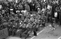 Magyarország, Szeged, Széchenyi tér, a Városháza erkélyéről nézve. A felvétel a VII. Szegedi Ifjúsági Napok alkalmával készült., 1973, Urbán Tamás, hangszer, munkásőr, zenekar, fúvószenekar, tuba, Fortepan #88242