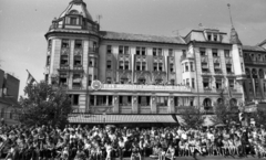 Magyarország, Debrecen, Piac utca (Vörös Hadsereg útja), a Virágkarnevál felvonulásának nézői az Aranybika Szálloda előtt., 1973, Urbán Tamás, zászló, szálloda, politikai dekoráció, Art Nouveau, Hajós Alfréd-terv, Fortepan #88267