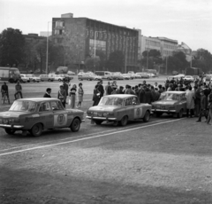 Magyarország, Budapest XIV., Ötvenhatosok tere (Felvonulási tér), ADAC Tour d' Europe rallye futam állomása. 36 rajtszámmal az Arnold Dambis - Andris Swingevith szovjet páros, 37 rajtszámmal a Nikolai Kirpitschnikow - Alexandr Safonov szovjet páros, Moszkvics 412 típusú versenyautóikkal., 1973, Urbán Tamás, Moszkvics-márka, Moszkvics 412, Budapest, Fortepan #88286