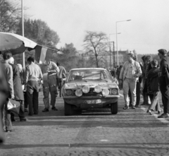 Magyarország, Budapest XIV., Ötvenhatosok tere (Felvonulási tér), ADAC Tour d' Europe rallye futam állomása. Fred Hoffmann - Hans Peter Paulsen német páros Opel Ascona típusú versenyautója., 1973, Urbán Tamás, Opel-márka, motorsport, Budapest, Opel Ascona, Fortepan #88287