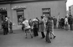 Magyarország, Mohács, Szabadság utca, jobbra a Szentháromság (Tolbuhin marsall) utca busójárás idején., 1973, Urbán Tamás, illatszerbolt, neon felirat, Főfotó vállalat, Fortepan #88320