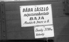 Magyarország, Mohács, busójárás idején., 1973, Urbán Tamás, felirat, zománctábla, kisiparos, kihalt mesterség, Fortepan #88326