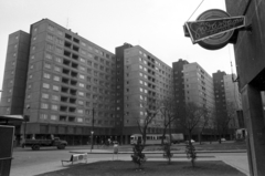 Magyarország, Óbuda, Budapest III., Vörösvári út - Szőlő utca sarok a Törzs utcából nézve., 1973, Urbán Tamás, panelház, Budapest, villamos, Szivárvány-áruház, lakótelep, Fortepan #88352