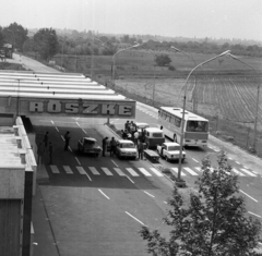 Magyarország, Röszke, határállomás., 1973, Urbán Tamás, határállomás, helységnév tábla, vámellenőrzés, határőrség, gyalogátkelő, Fortepan #88368