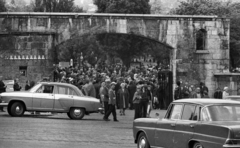 Magyarország, Budapest XII., Németvölgyi út, a Farkasréti temető főbejárata. A felvétel Szécsi Pál temetésekor készült., 1974, Urbán Tamás, Mercedes-márka, rendőr, temető, temetés, automobil, GAZ M21 Volga, rendőrjármű, Budapest, Fortepan #88388