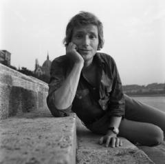 Hungary, Budapest V., a pesti alsó rakpart lépcsői, háttérben a Parlament. Kern András színművész., 1971, Urbán Tamás, celebrity, stairs, wrist watch, actor, Budapest, prop up the head, sitting on stairs, long collar, Fortepan #88409