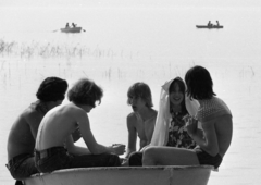 Magyarország, Balatonvilágos, Balatonaliga, KISZ építőtábor, a táborlakók a strandon., 1974, Urbán Tamás, nyakkendő, csónakázás, Fortepan #88438