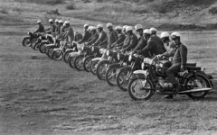 Magyarország, Budaörs, Farkashegyi katlan, motocross pálya. A rendőrség díszmotoros egysége gyakorol., 1974, Urbán Tamás, bukósisak, motorkerékpár, Fortepan #88456