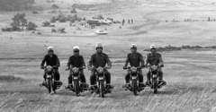 Magyarország, Budaörs, Farkashegyi katlan, motocross pálya. A rendőrség díszmotoros egysége gyakorol., 1974, Urbán Tamás, bukósisak, motorkerékpár, Fortepan #88461