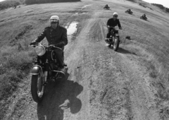 Magyarország, Budaörs, Farkashegyi katlan, motocross pálya. A rendőrség díszmotoros egysége gyakorol., 1974, Urbán Tamás, motoros szemüveg, bukósisak, motorkerékpár, Fortepan #88462