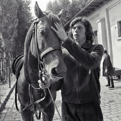 Magyarország, Budapest VIII., Kerepesi út 7., Nemzeti Lovarda (Tattersall), istállósor. Kancsal Tamás későbbi olimpiai bronzérmes, világbajnok öttusázó., 1974, Urbán Tamás, lovaglás, Budapest, Fortepan #88524