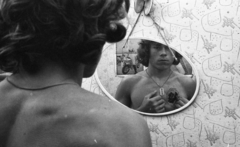 Hungary, Budapest, a felvétel a Tetoválok című fotósorozat része., 1976, Urbán Tamás, reflection, mirror, tattoo, razor blade, Fortepan #88569