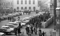 Hungary, Budapest I., Szentháromság tér, jobbra a Mátyás-templom, szemben a Tárnok utca - Szentháromság utca sarok., 1975, Urbán Tamás, Soviet soldier, Budapest, car park, Fortepan #88597