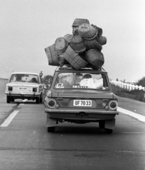 Hungary, a vásárra utazó kálózi kosárfonó megpakolt Zaporozsec típusú személygépkocsija az M7-es autópályán., 1975, Urbán Tamás, Zaporozhetz-brand, automobile, number plate, wickerwork, roof rack, country code sign, basket, Fortepan #88611