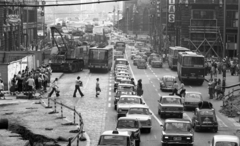 Magyarország, Budapest V., Ferenciek tere (Felszabadulás tér) és a Szabad sajtó út metróhoz kapcsolódó átépítése. Háttérben az Erzsébet híd., 1975, Urbán Tamás, forgalom, autóbusz, német gyártmány, szovjet gyártmány, építkezés, utcakép, taxi, Ikarus-márka, Lada-márka, Volkswagen-márka, Ikarus 260, automobil, GAZ 24 Volga, Zastava 750, Trabant 601, Fiat 127, Fiat 500, Volkswagen Bogár, VAZ 2101, VAZ 2103/2106, Ikarus 280, autódaru, Budapest, Ikarus 55, Fortepan #88615