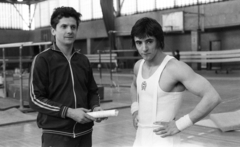 Hungary, Budapest XIV., Istvánmezei út 3-5., a Nemzeti Sportcsarnok (később Gerevich Aladár Nemzeti Sportcsarnok) tornacsarnoka. Magyar Zoltán olimpiai bajnok tornász és edzője, Vigh László., 1976, Urbán Tamás, celebrity, muscle, Budapest, Kádár-crest, Fortepan #88665