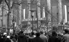 Hungary, Budapest VIII.,Budapest V., március 15-i ünnepség a Múzeumkertben a Múzeum körútról nézve., 1976, Urbán Tamás, Budapest, 15th of March celebrations, Fortepan #88678