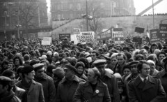 Hungary, Budapest V., Március 15. tér, szemben az Erzsébet híd felhajtója. Március 15-i ünnepség., 1976, Urbán Tamás, label, Workers' Militia, Budapest, Fortepan #88679