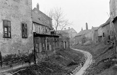 Magyarország, Sopron, az Ikva patak a Katolikus konvent átjáró felől a Festő köz felé nézve., 1954, Magyar Rendőr, csatorna, patak, Fortepan #8869