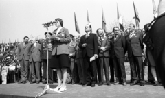 Hungary, Budapest XI., déli lejtő a Citadella alatt, Jubileumi park. Április 4-i ünnepség. A szónok mögött Boros Béla a Budapesti KISZ Bizottság első titkára, bal szélen Maróthy László, jobbról az első Szépvölgyi Zoltán, a harmadik Aczél György., 1976, Urbán Tamás, speech, Budapest, Fortepan #88707