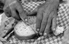 Hungary, 1976, Urbán Tamás, meal, loaf of bread, pen knife, hand, Fortepan #88748