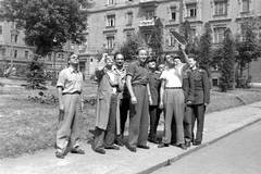 Magyarország, Budapest V., Jászai Mari tér, napfogyatkozást figyelők csoportja 1954. június 30-án., 1954, Magyar Rendőr, napfogyatkozás, Budapest, csillagvizsgáló, Fortepan #8875