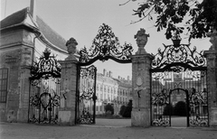 Magyarország, Fertőd, az Esterházy kastély főbejárata., 1956, Fortepan, kastély, kapu, palota, iparművészet, kovácsoltvas kapu, rokokó stílus, Melchior Hefele-terv, Johann Ferdinand Mödlhammer-terv, Fortepan #8879