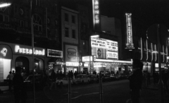 United Kingdom, London, Leicester Square a Cranbourn Street felé nézve., 1976, Urbán Tamás, neon sign, night, movie theater, Fortepan #88829