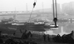 Hungary, Budapest XIII.,Budapest IV., Népsziget, Újpesti-öböl, háttérben az Újpesti vasúti híd., 1976, Urbán Tamás, ship, bridge, crane, fog, Stationary Ship No351/Komárom ship, Budapest, Fortepan #88851