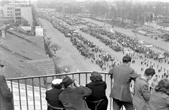 Magyarország, Budapest VII.,Budapest XIV., Ötvenhatosok tere (Sztálin tér), május 1-i felvonulás, jobbra a Sztálin szobor, a Dózsa György út a Dembinszky utca irányából nézve., 1954, Magyar Rendőr, szobor, terasz, felvonulás, május 1, Sztálin ábrázolás, Budapest, Fortepan #8889