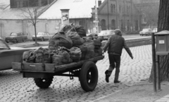 Hungary, Budapest XIII., Váci út, szemben a Turbina utca torkolata., 1976, Urbán Tamás, letter box, cobblestones, sack, handbarrow, Budapest, Fortepan #88912