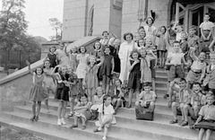 1955, Fortepan, castle, tableau, stairs, kids, schoolbag, sitting on stairs, Fortepan #8892