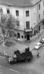 Hungary, Budapest XIII., Váci út - Tisza (Tisza Antal) utca sarok., 1976, Urbán Tamás, restaurant, Trabant-brand, ZIL-brand, beer, crate, neon sign, Budapest, Fortepan #88924