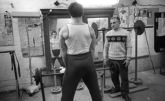 Hungary, Budapest XIII., Pannónia (Rajk László) utca 2., a Medicor Sportkör Kulturisztikai Szakosztályának edzőterme., 1976, Urbán Tamás, reflection, mirror, body building, strong, muscle, Budapest, spreading, gym, Fortepan #88927