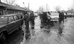 Magyarország, Budapest XIII., Röppentyű utca, a Merkur használtautó-telepe., 1977, Urbán Tamás, Mercedes-márka, Lada-márka, sár, rendszám, Budapest, Humber Super Snipe, taxi, Fortepan #88938