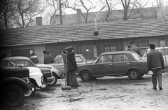 Magyarország, Budapest XIII., Röppentyű utca, a Merkur használtautó-telepe., 1977, Urbán Tamás, rendőr, hangszóró, Budapest, Lada-márka, GAZ 69, Fortepan #88942