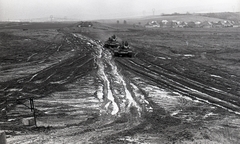 Magyarország, Rétság, harckocsizó alakulat kiképzésen., 1977, Urbán Tamás, harckocsi, sár, T-55 tank, Fortepan #88948