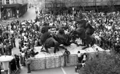 Magyarország, Eger, Dobó tér, Végvári vitézek szoborcsoport (Kisfaludi Strobl Zsigmond, 1967.), a Gárdonyi Géza Diáknapok rendezvénye., 1977, Urbán Tamás, Fortepan #88978