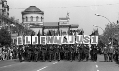 Magyarország, Eger, Hatvani kapu (Lenin) tér, háttérben a Főszékesegyház. Május 1-i felvonulás., 1977, Urbán Tamás, felvonulás, Bazilika, május 1, klasszicizmus, székesegyház, Hild József-terv, harangtorony, Fortepan #88984