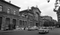 Magyarország, Budapest VIII., Rákóczi tér, vásárcsarnok, főbejárat. Jobbra a a Német utca torkolata., 1977, Urbán Tamás, német gyártmány, Trabant-márka, Mercedes-márka, automobil, rendszám, vásárcsarnok, Budapest, Klunzinger Pál-terv, Rozinay István-terv, Fortepan #88988